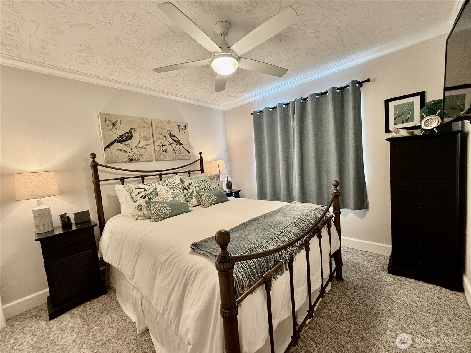 2815 Willows Road, Unit 210 Seaview, WA 98644 - Photo 27 of 35 a bedroom with a bed and a chandelier