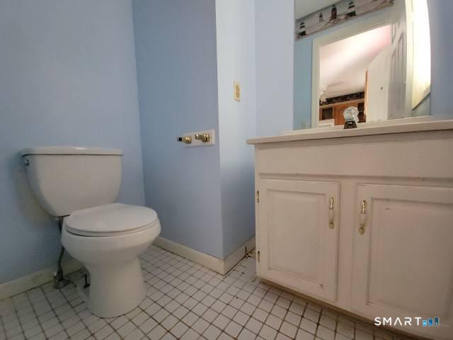 28 Commodore Cmns, Unit 28 Derby, CT 06418 - Photo 9 of 17 a bathroom with a toilet sink and mirror