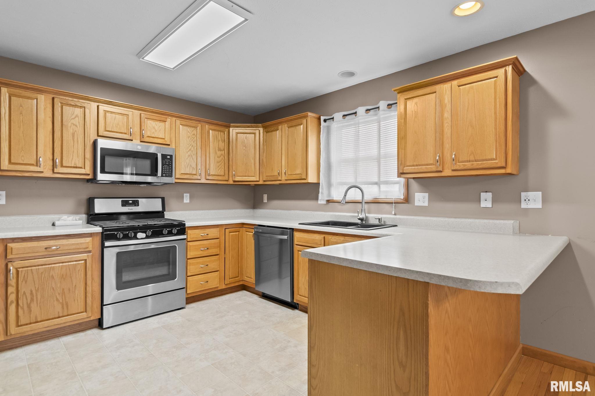 895 Timber Edge Drive Sherman, IL 62684 - Photo 10 of 34