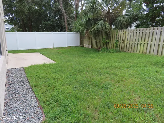 a view of a house with backyard