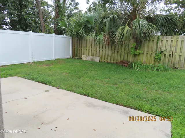 a view of a backyard