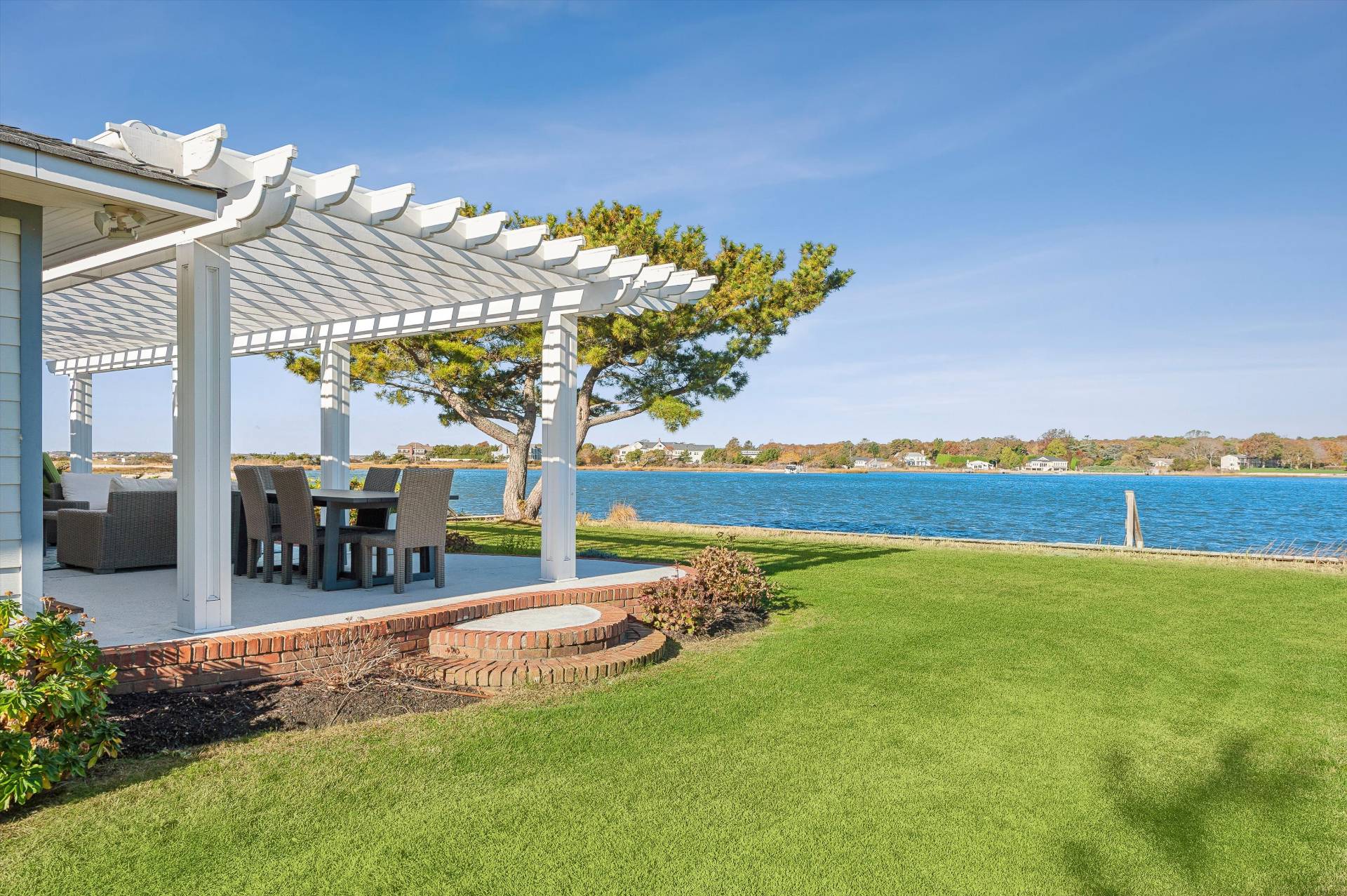a view of a house with swimming pool outdoor seating area