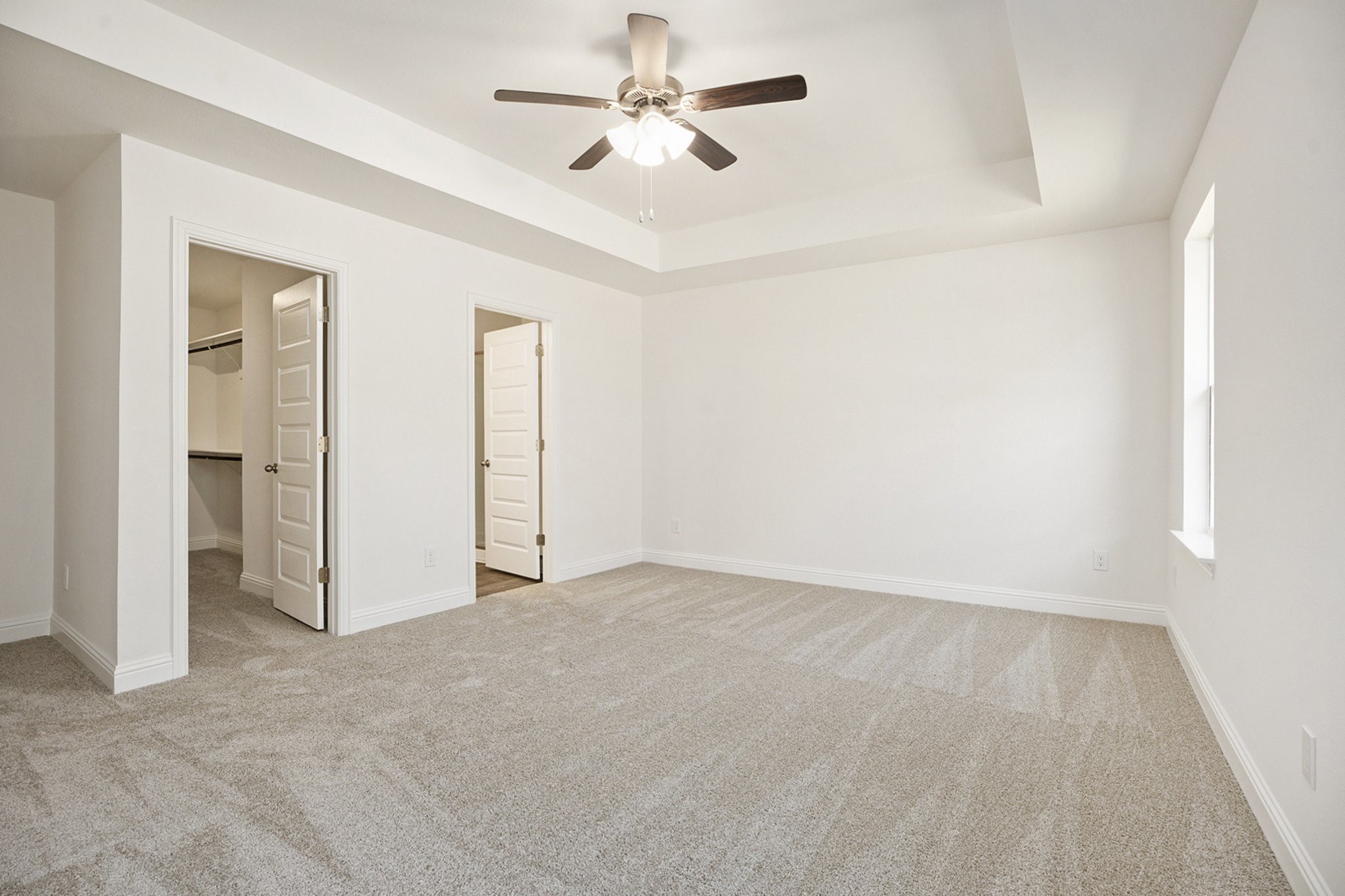 412 Bryan Way Angleton, TX 77515 - Photo 8 of 15 an empty room with fan and a ceiling fan