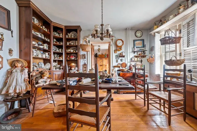 a view of a livingroom and dining room