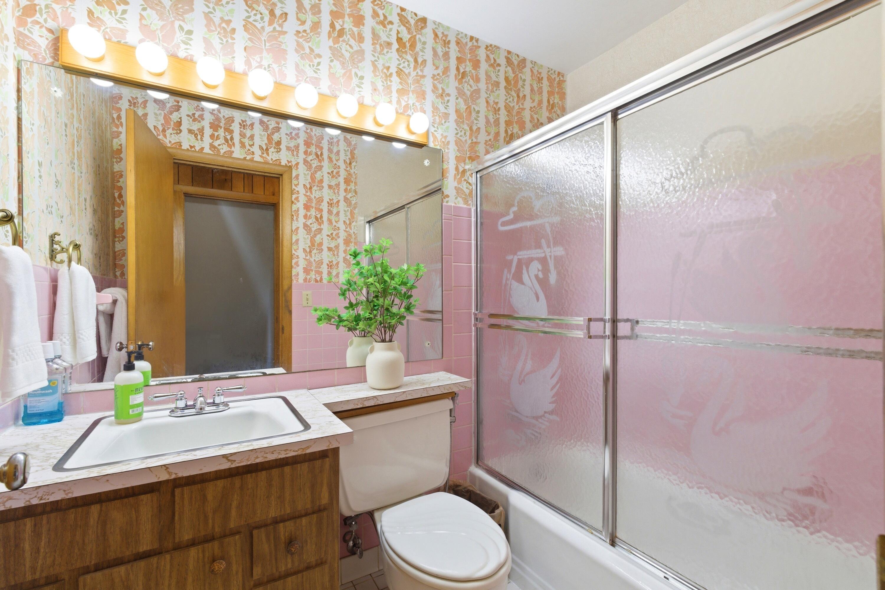 1461 Ridgeview Road Columbus, OH 43221 - Photo 35 of 48 Vintage wallpaper and tile!