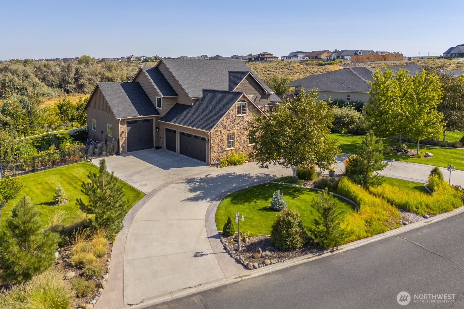 7724 Dune Lake Road Southeast Moses Lake, WA 98837 - Photo 2 of 40