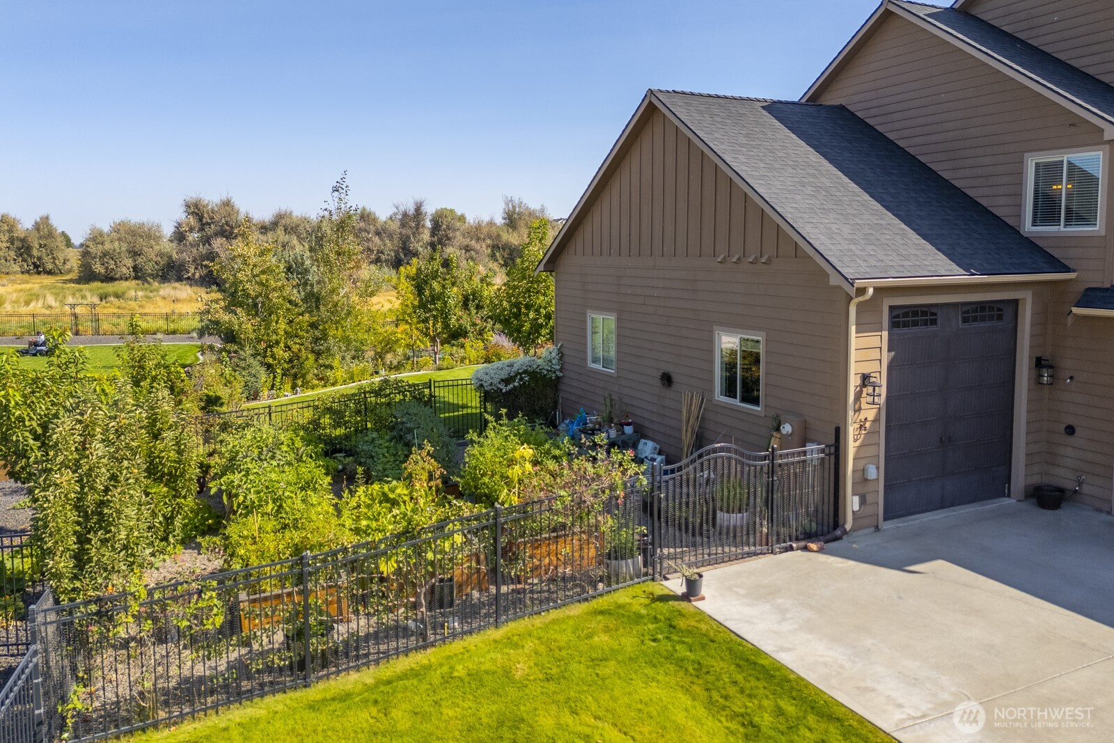 7724 Dune Lake Road Southeast Moses Lake, WA 98837 - Photo 3 of 40