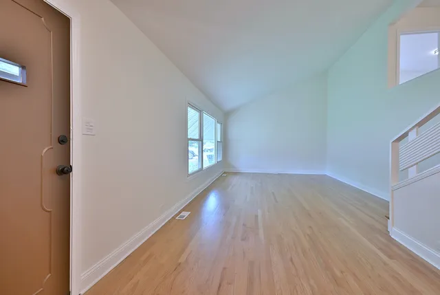 $3,500 | 6750 North Kostner Avenue, Lincolnwood, IL 60712