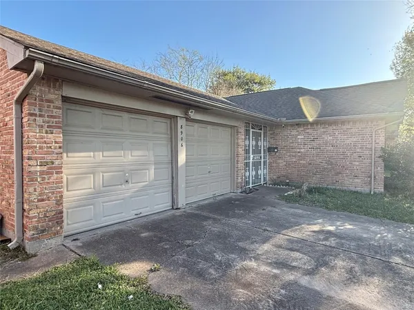 $2,100 | 8906 Leader Street, Houston, TX 77036