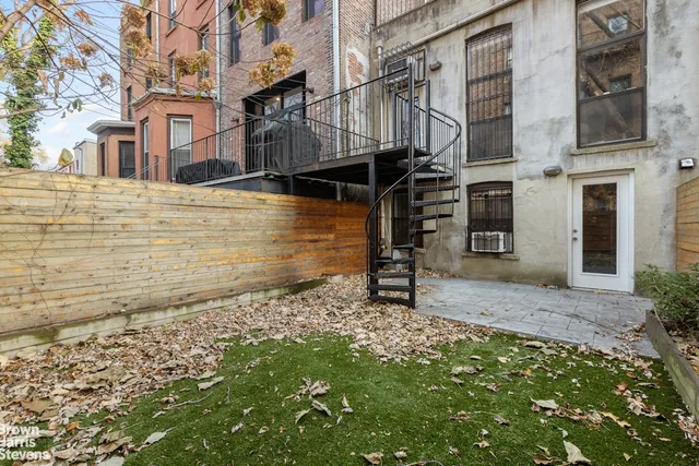 a view of entryway with washer and dryer