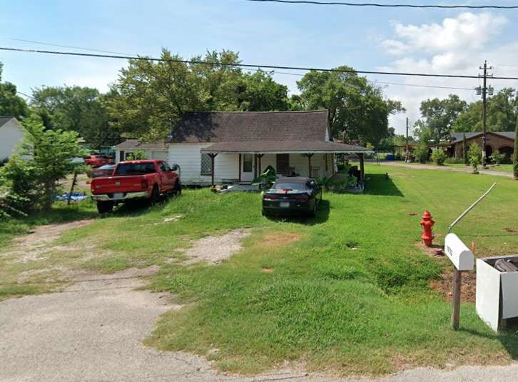 a view of house with backyard