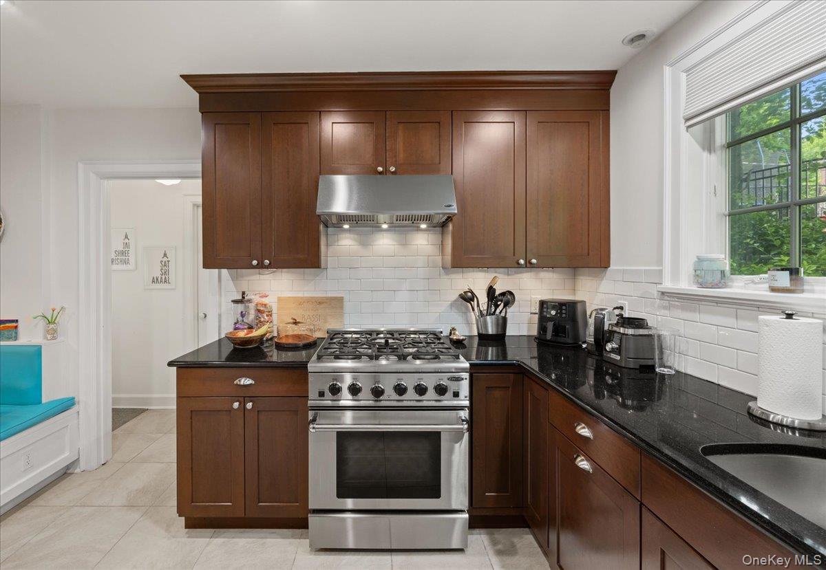 311 Lyncroft Road New Rochelle, NY 10804 - Photo 13 of 39 a kitchen with a stove and a sink