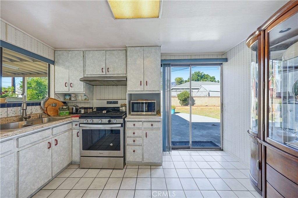117 Spanner Street Monrovia, CA 91016 - Photo 5 of 33 a kitchen with a stove a sink and a refrigerator