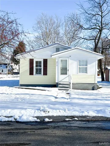 $87,900 | 213 North Cross Street, Brighton, IL 62012