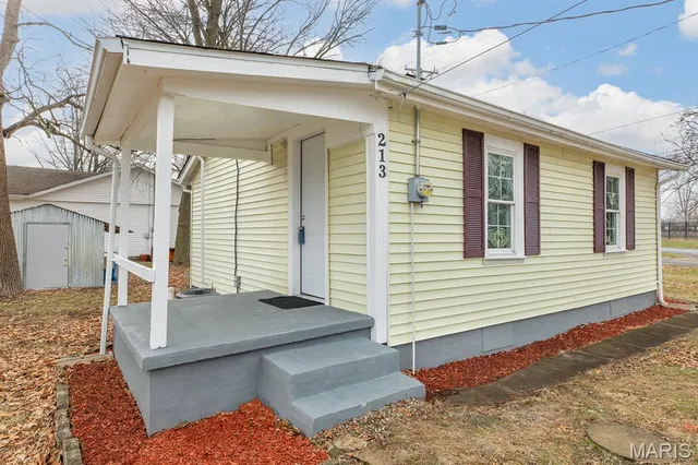 $87,900 | 213 North Cross Street, Brighton, IL 62012