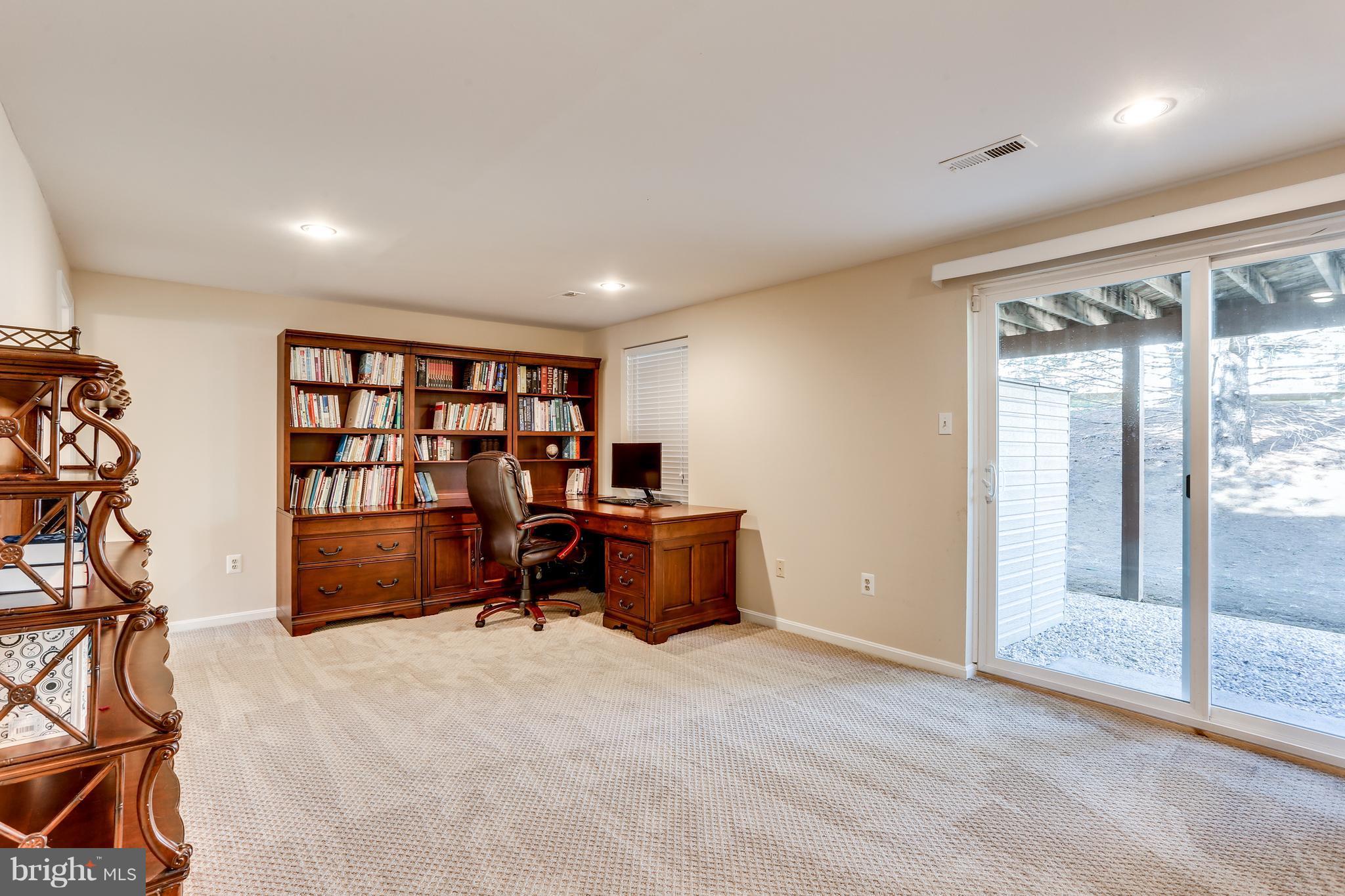 6141 Good Hunters Ride Columbia, MD 21045 - Photo 23 of 28 an empty room with furniture and a book shelf