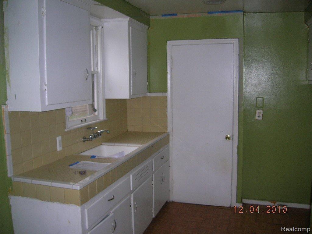 8286 Strathmoor Street Detroit, MI 48228 - Photo 3 of 9 DSCN5609