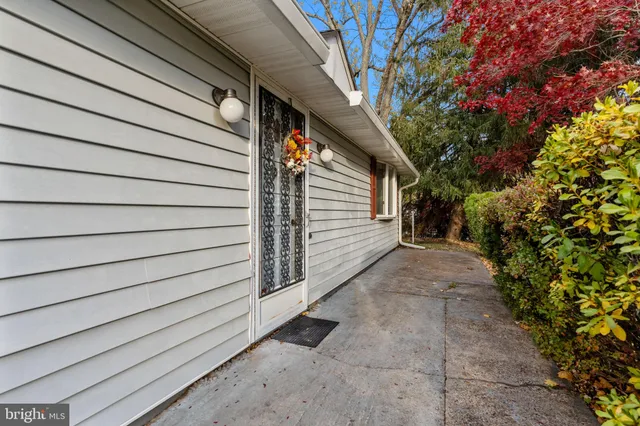 a view of a pathway with a house