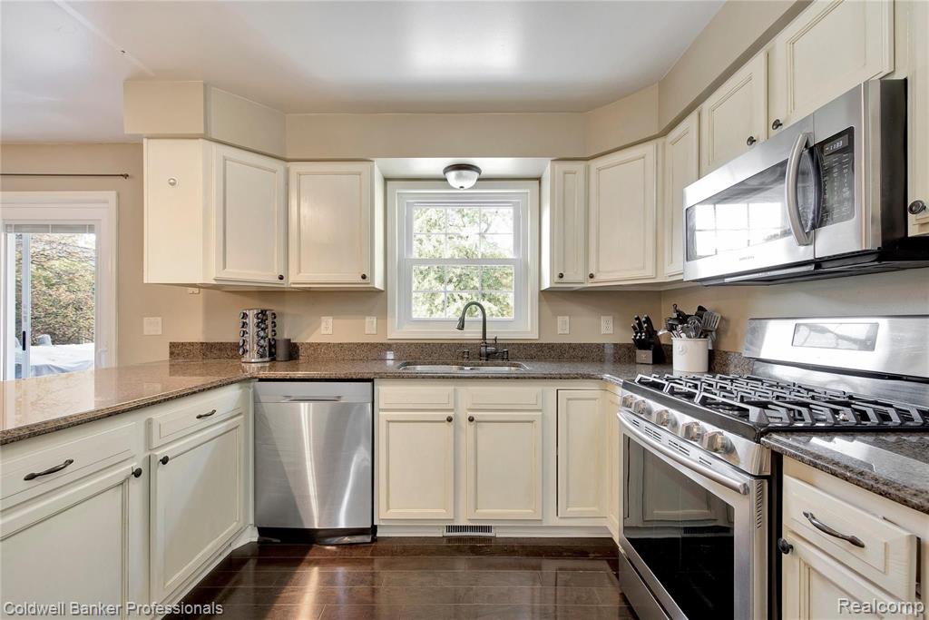 3594 Hazelton Avenue Rochester Hills, MI 48307 - Photo 4 of 33
