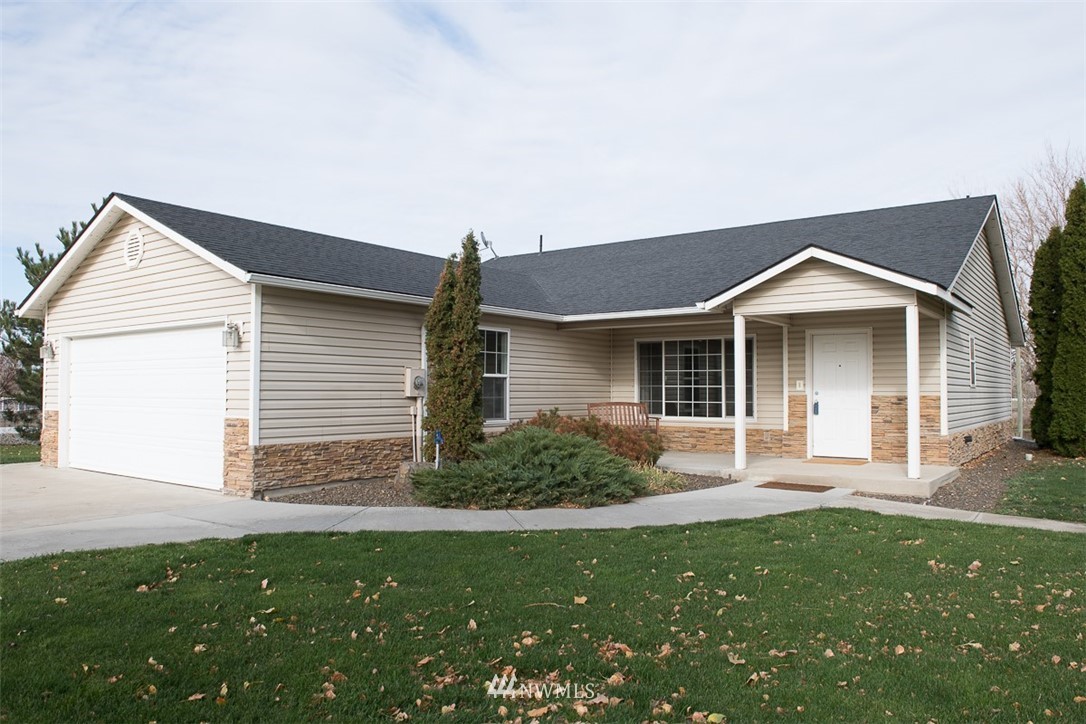 175110 West Byron Road Prosser, WA 99350 - Photo 1 of 29 front view of a house with a yard
