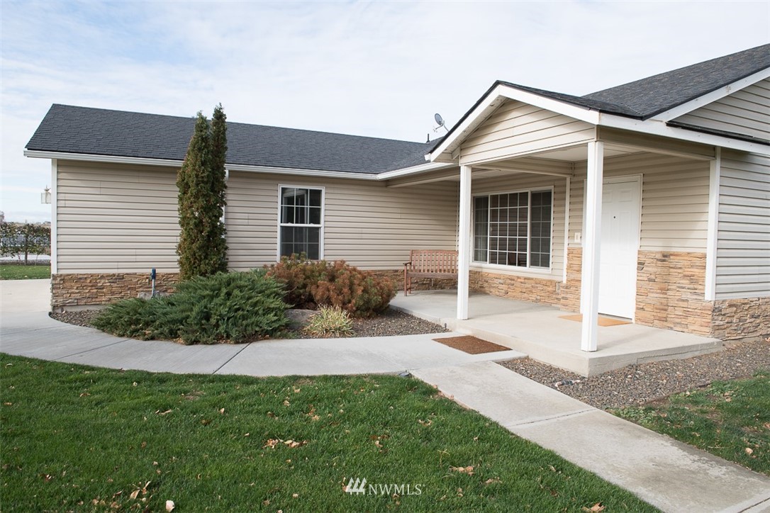 175110 West Byron Road Prosser, WA 99350 - Photo 2 of 29 a front view of a house with a yard and garage