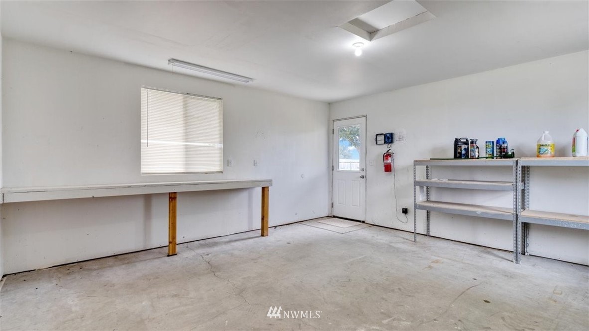 175110 West Byron Road Prosser, WA 99350 - Photo 21 of 29 a view of an empty room with window and cabinet