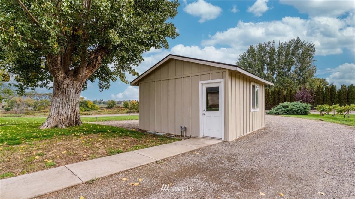 175110 West Byron Road Prosser, WA 99350 - Photo 25 of 29 a view of a house with a yard and large trees