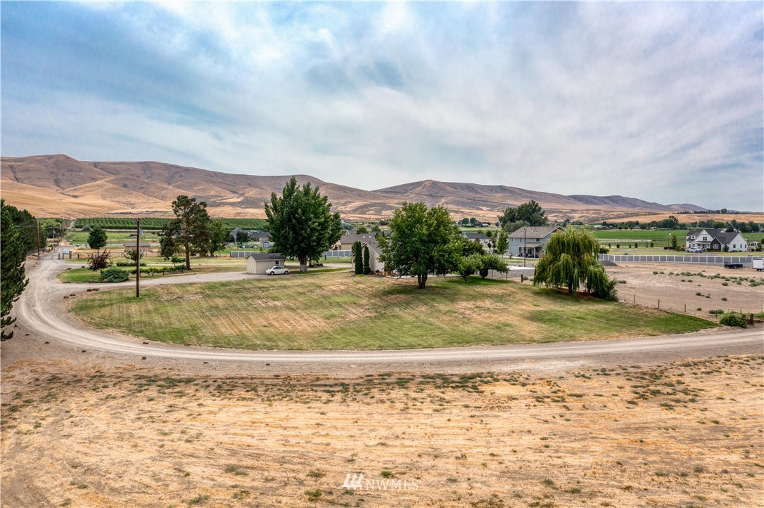 175110 West Byron Road Prosser, WA 99350 - Photo 26 of 29 a view of a town with mountains