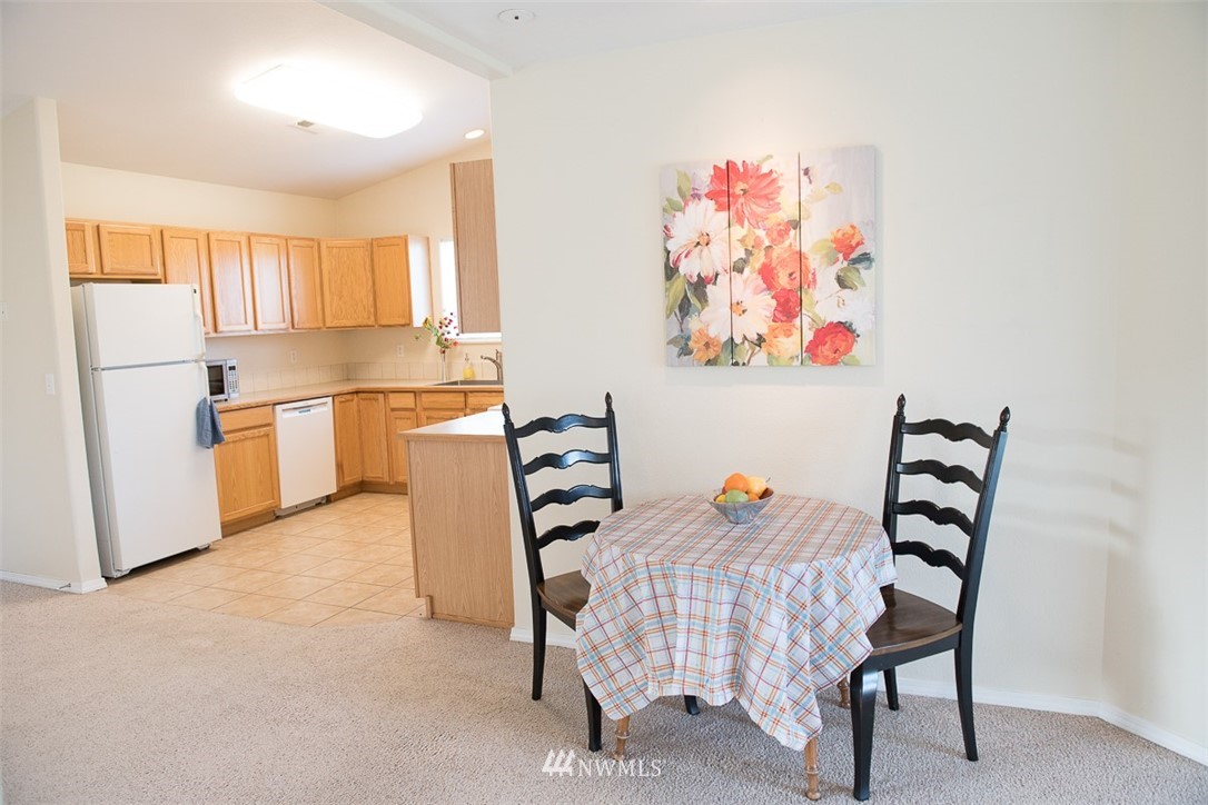 175110 West Byron Road Prosser, WA 99350 - Photo 5 of 29 a bedroom with furniture and a bed
