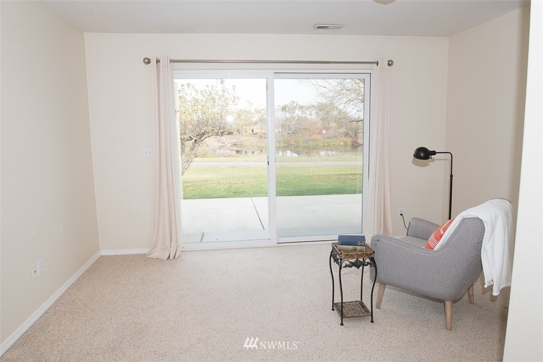 175110 West Byron Road Prosser, WA 99350 - Photo 8 of 29 a living room with furniture and a window