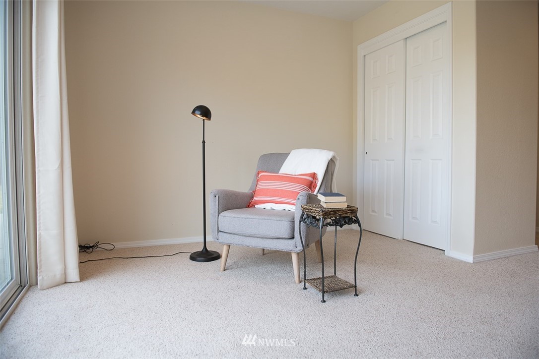 175110 West Byron Road Prosser, WA 99350 - Photo 10 of 29 a bedroom with a chair