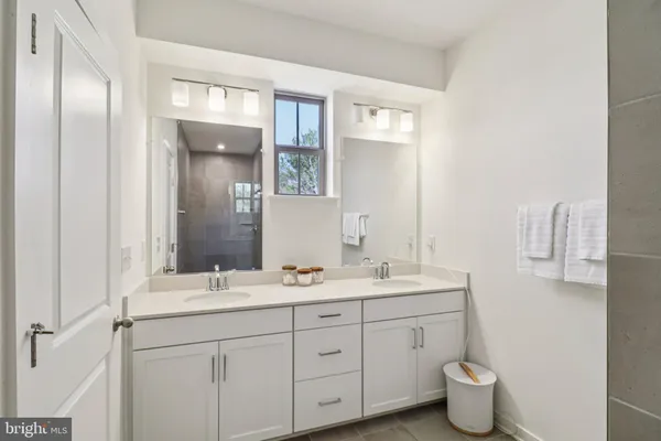 a en suite bathroom with 2 sink and a mirror