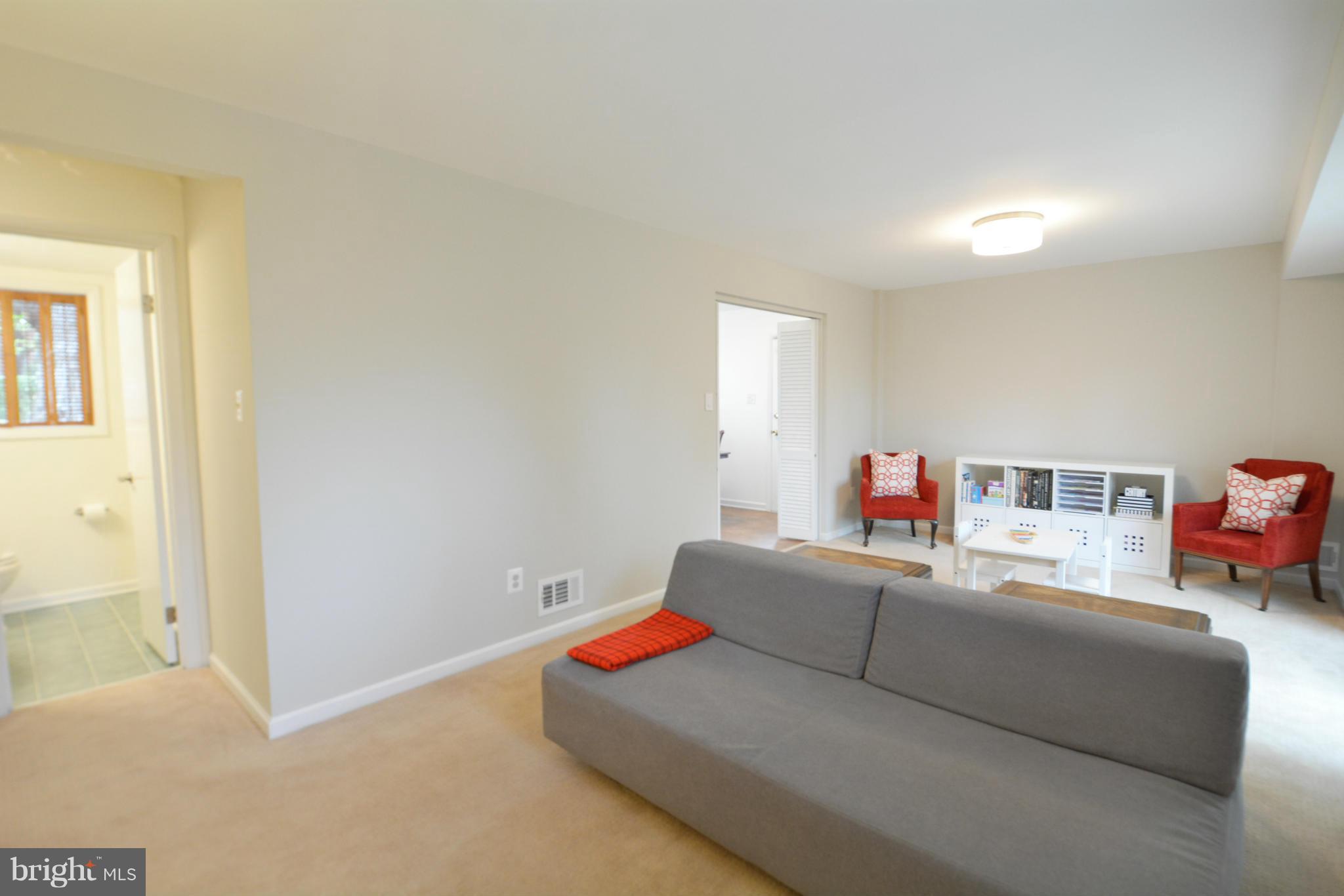 5000 Richenbacher Avenue Alexandria, VA 22304 - Photo 8 of 29 Family Room