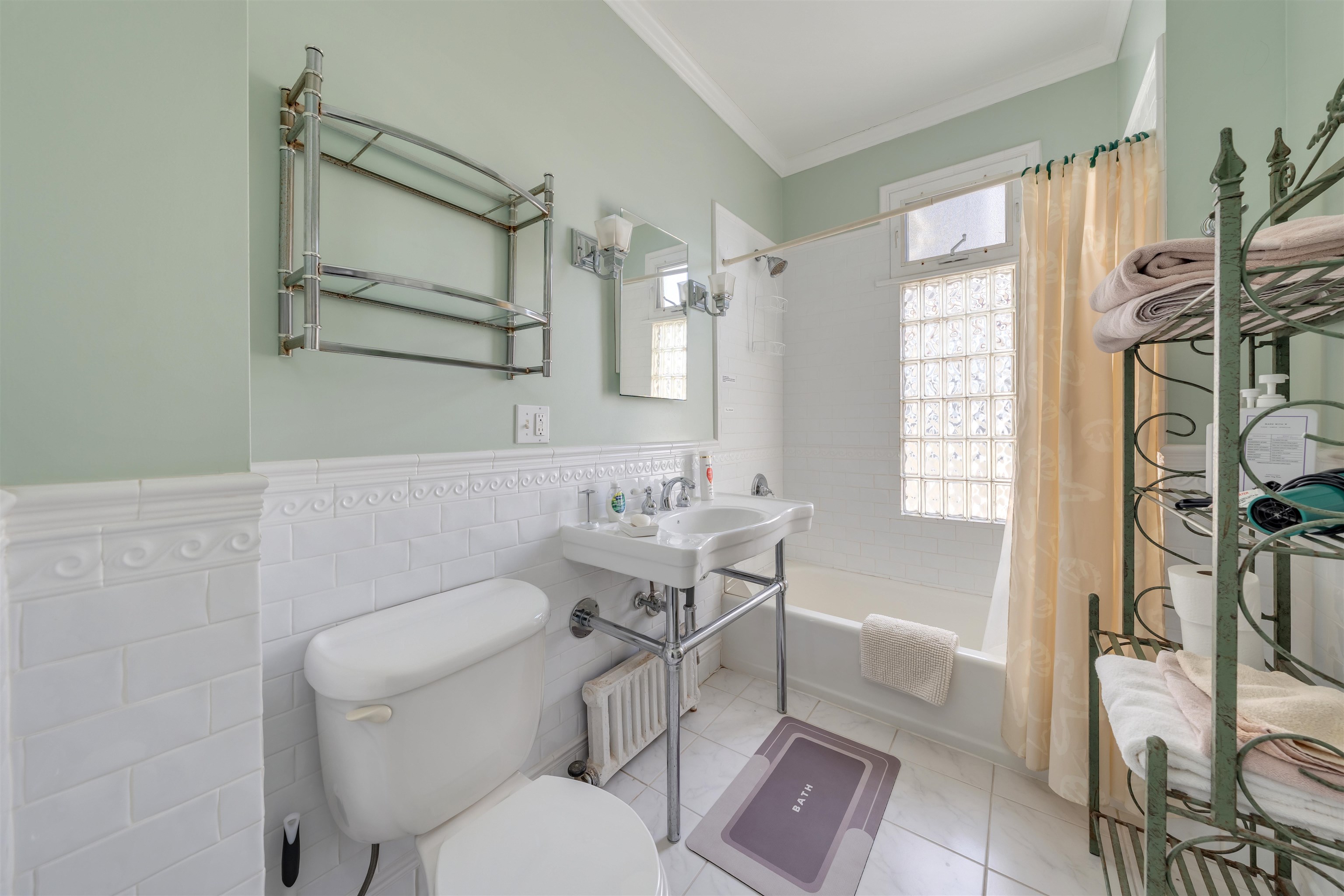 130 Decatur Street Cape May, NJ 08204 - Photo 34 of 50 a bathroom with a toilet a sink and a bathtub