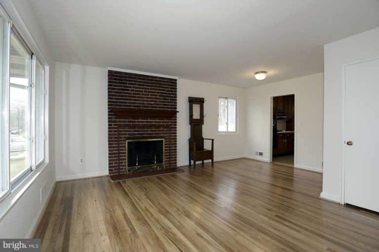 414 Royalton Road Silver Spring, MD 20901 - Photo 2 of 14 Living Room
