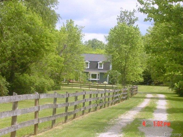 2075 Fisk Road Howell, MI 48843 - Photo 3 of 22 Long Drive.jpg