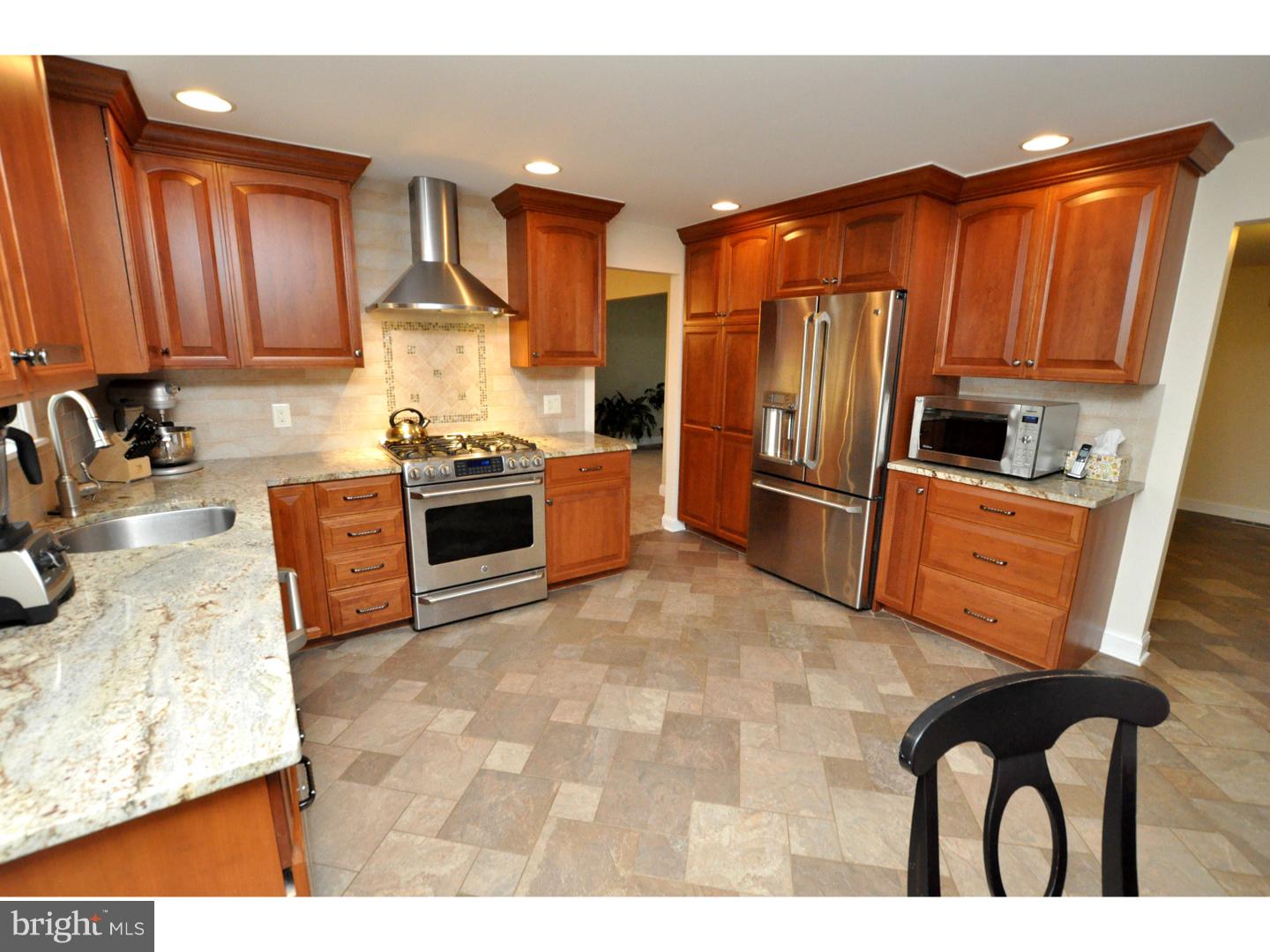 208 Yardley Road Delran, NJ 08075 - Photo 7 of 25