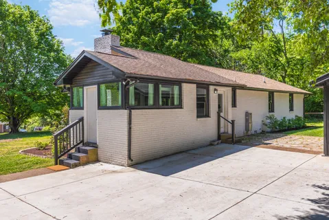 a view of a house with a yard
