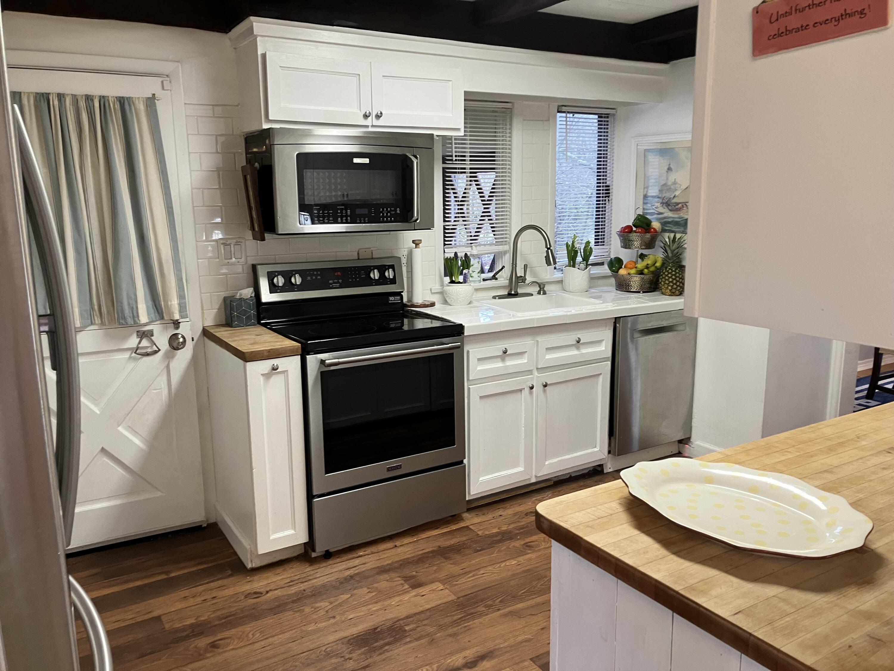 25 Goodwives River Road Darien, CT 06820 - Photo 6 of 17 a kitchen with a stove and a microwave