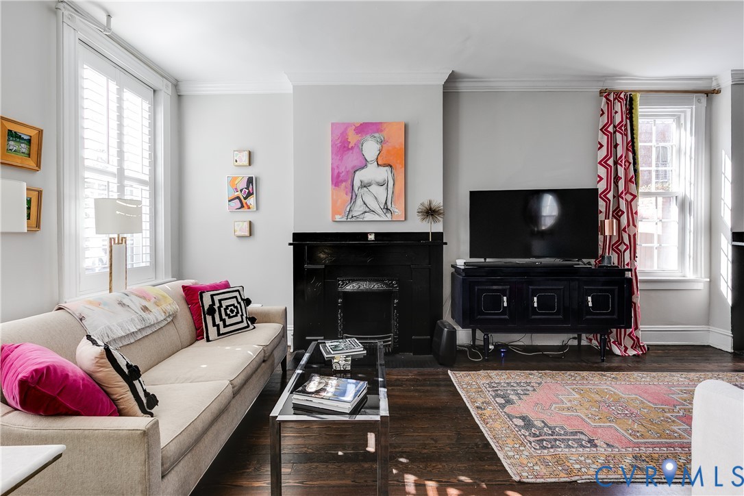 200 Strawberry Street Richmond, VA 23220 - Photo 7 of 36 Plantation shutters , fireplace, heartpine floors