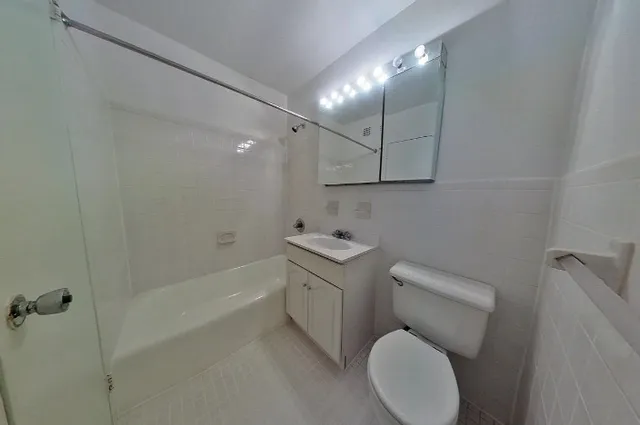 $2,878 | 350 West 51st Street, Unit 2J | Hell's Kitchen