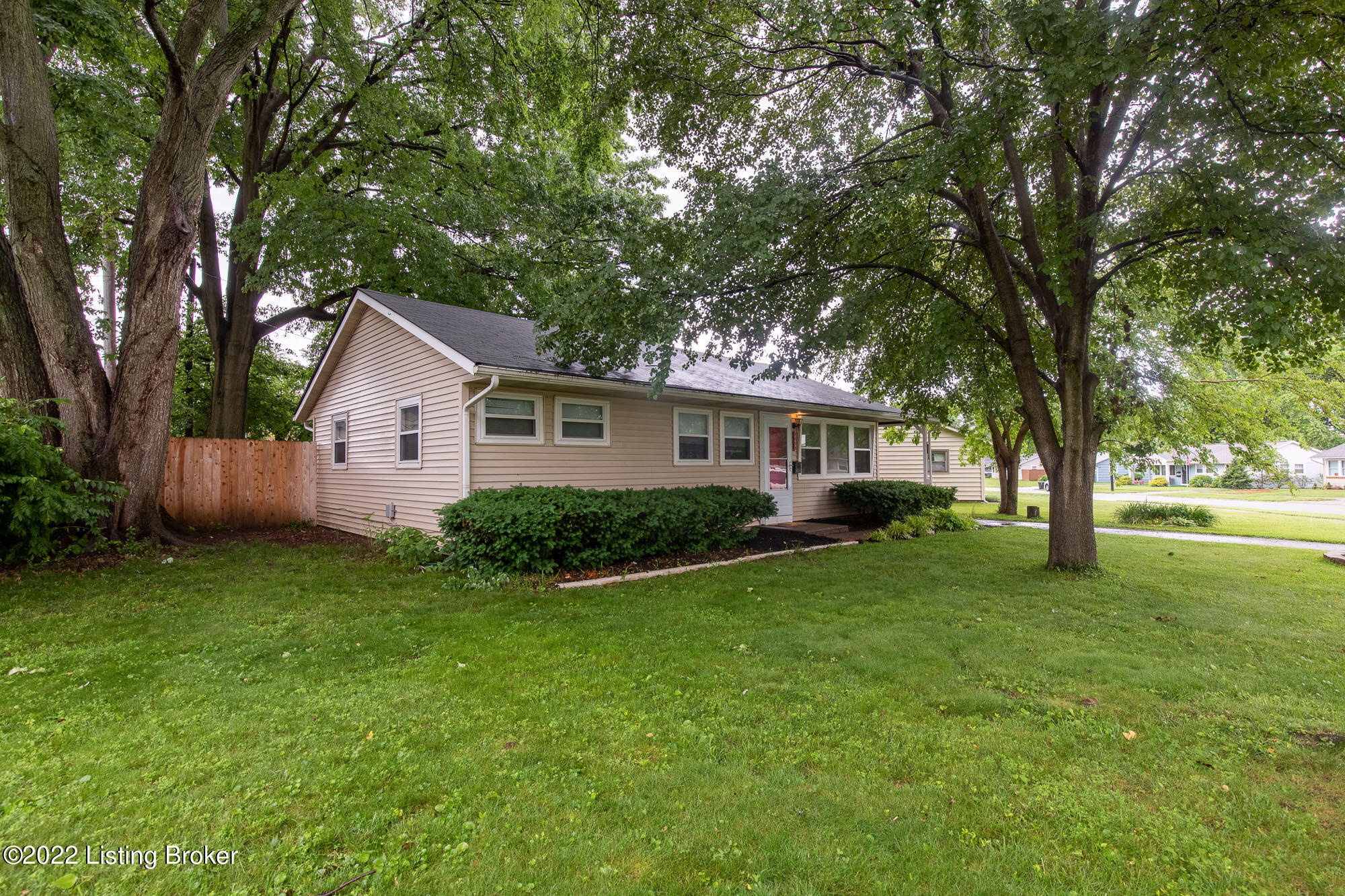 3322 Radiance Road Louisville, KY 40220 - Photo 2 of 33 Radiance002