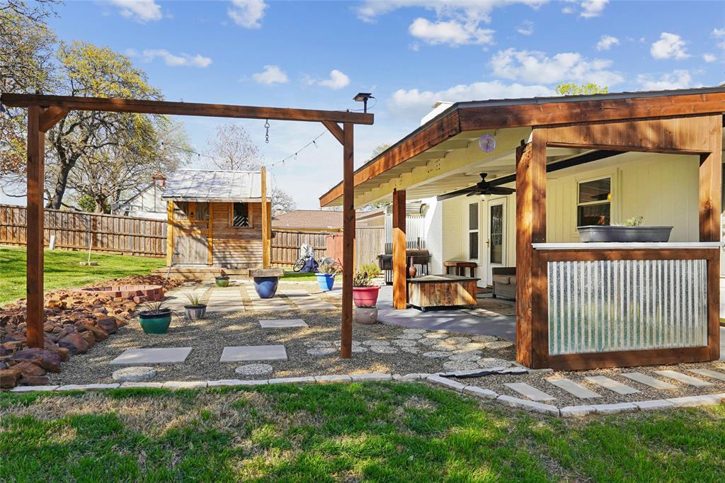 1506 Springbrook Street Corinth, TX 76210 - Photo 38 of 40 Outdoor living area