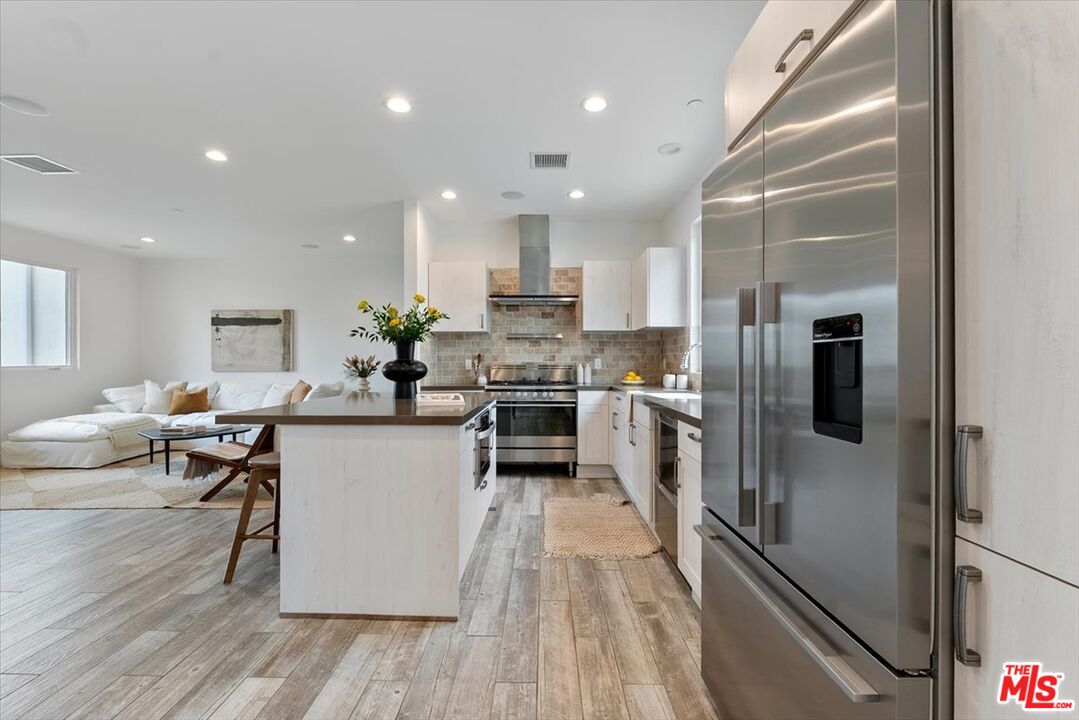 11947 Riverside Drive Valley Village, CA 91607 - Photo 8 of 24