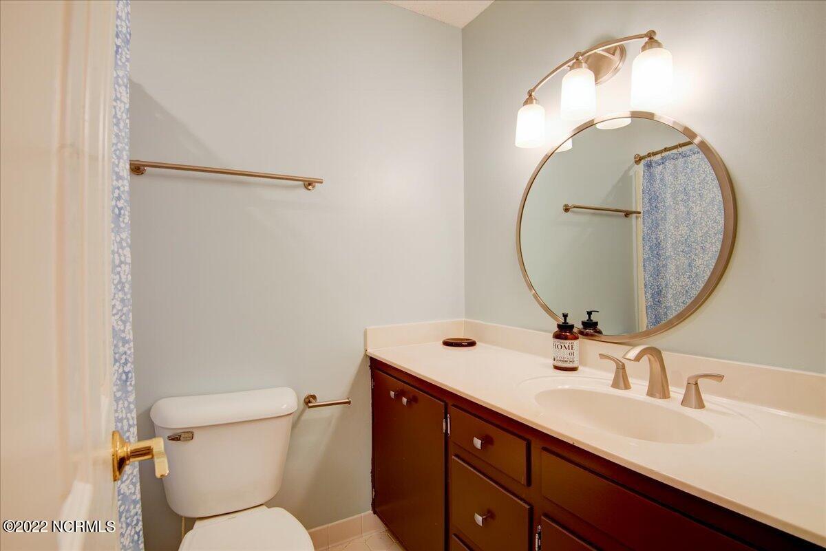 411 Chelsea Road New Bern, NC 28562 - Photo 19 of 54 19-Upstairs Bathroom