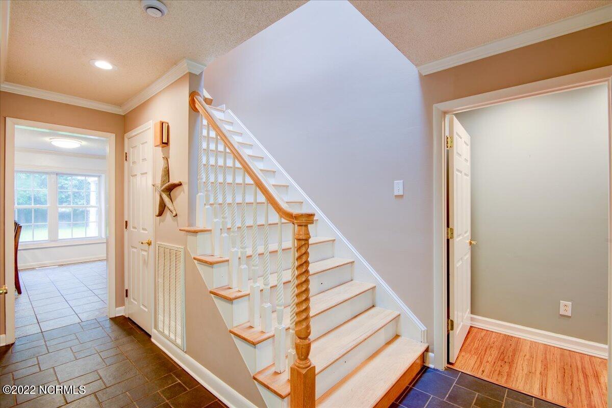 411 Chelsea Road New Bern, NC 28562 - Photo 27 of 54 27-Staircase