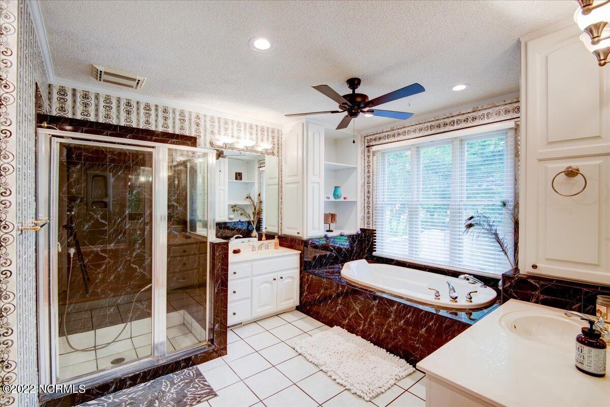 411 Chelsea Road New Bern, NC 28562 - Photo 33 of 54 Downstairs Master Bath