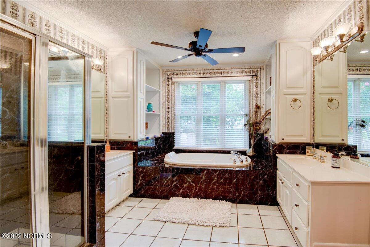 411 Chelsea Road New Bern, NC 28562 - Photo 34 of 54 34-Primary Bathroom
