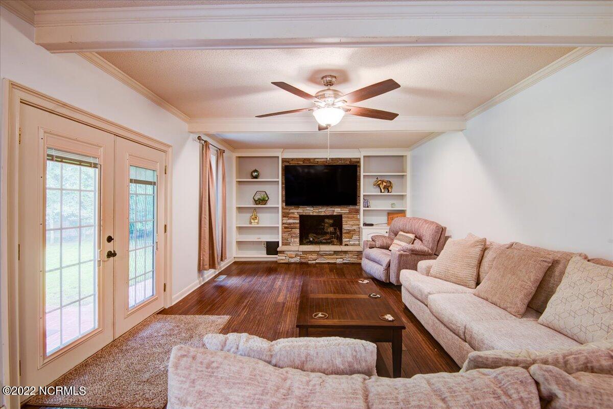 411 Chelsea Road New Bern, NC 28562 - Photo 38 of 54 38-Living Room