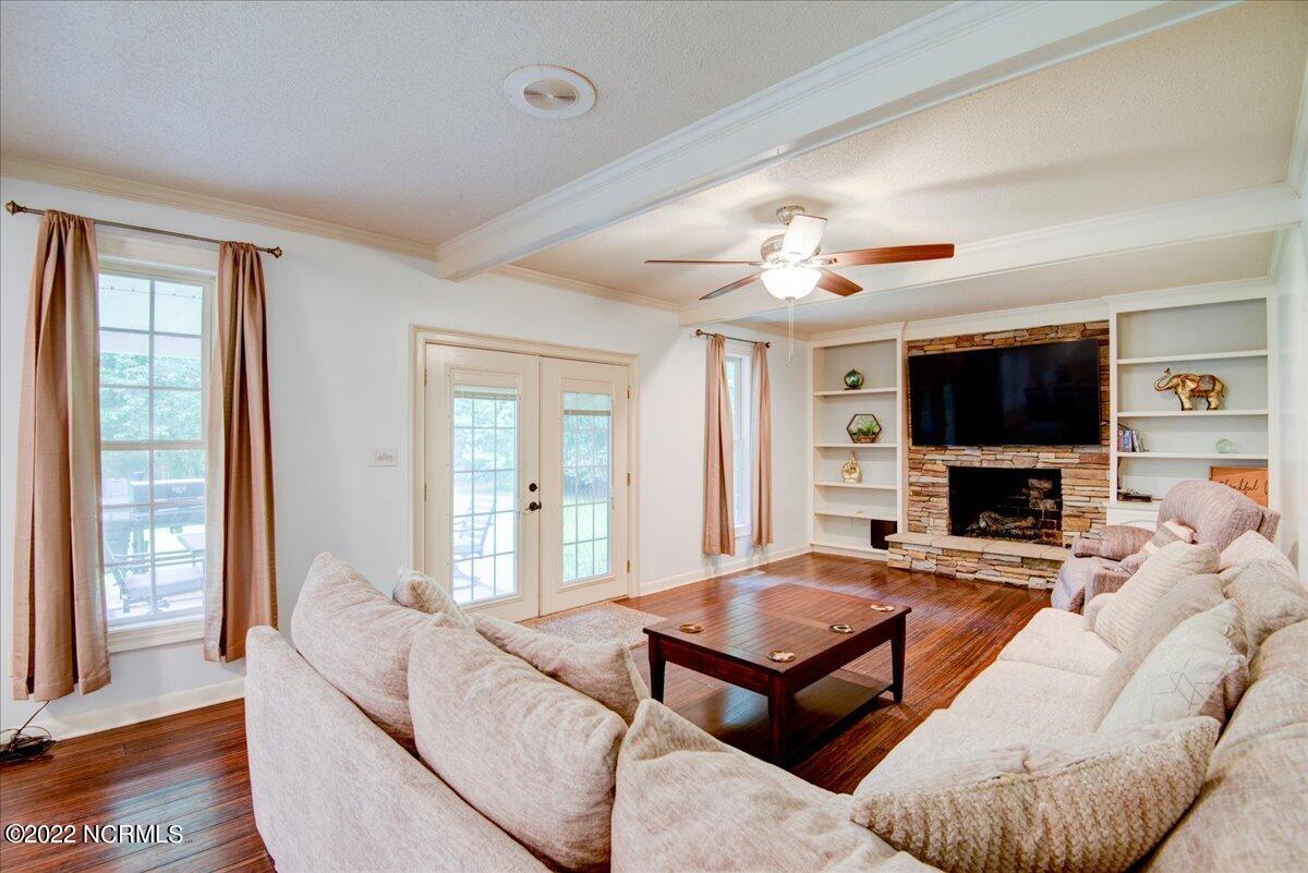411 Chelsea Road New Bern, NC 28562 - Photo 40 of 54 40-Living Room
